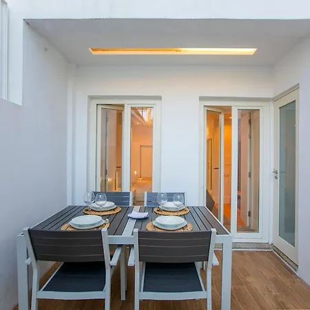 Wonderful Duplex W Private Patio & Ac By Lovelystay Apartment Porto